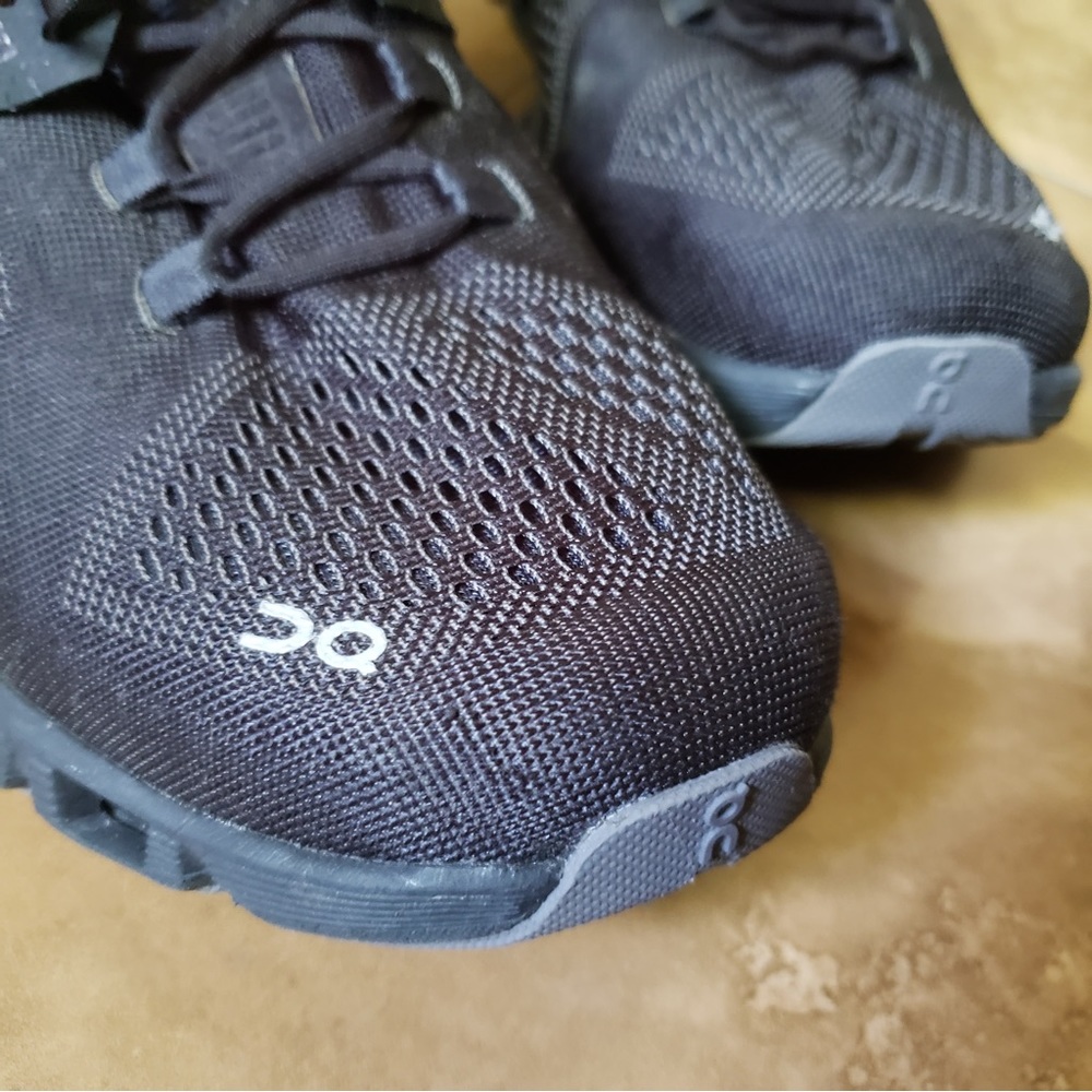 On Cloud tennis shoes, black size 8
